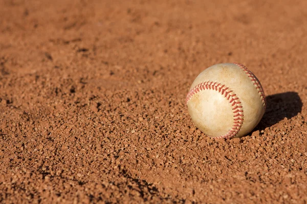 Baseball auf dem Infield Schmutz — Stockfoto