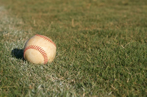 Baseball auf dem Rasen — Stockfoto