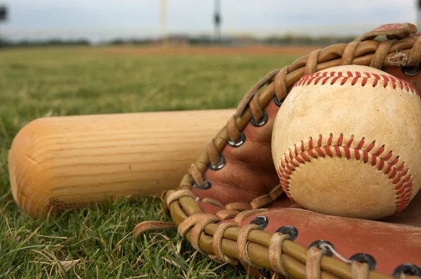 Бейсбол в перчатке с битой — стоковое фото