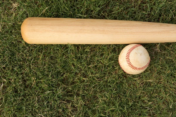 야구 및 잔디에 박쥐 — 스톡 사진