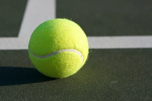 Tenisový míč s linkami soud — Stock fotografie