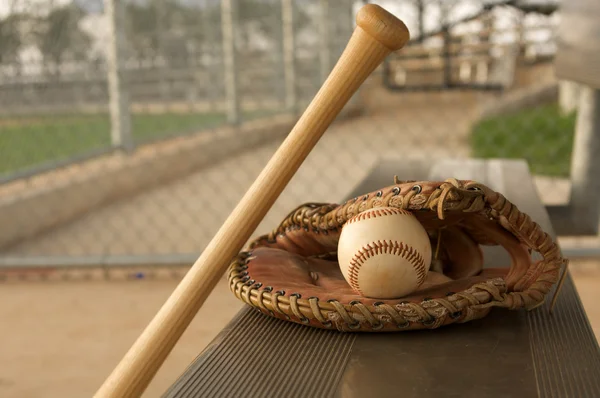 Baseball & Bat terhadap bangku — Stok Foto
