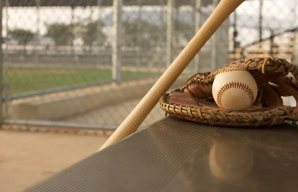 棒球 & 手套在板凳上 — 图库照片