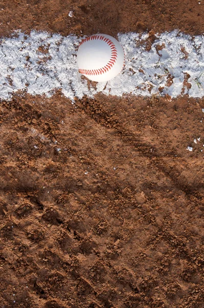 Béisbol en la línea de tiza — Foto de Stock