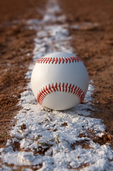 Honkbal op de krijt lijn — Stockfoto
