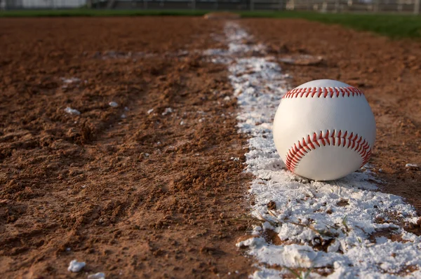 Baseball sur la ligne de craie — Photo