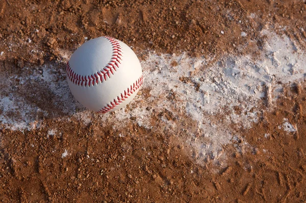 Béisbol en la línea de tiza — Foto de Stock