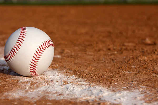 Baseball i infield — Stockfoto