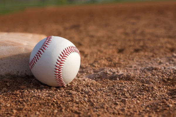 Бейсбол вблизи третьей базы — стоковое фото