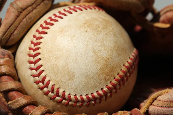 Бейсбол в перчатке — стоковое фото