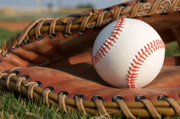 Baseball im Handschuh — Stockfoto