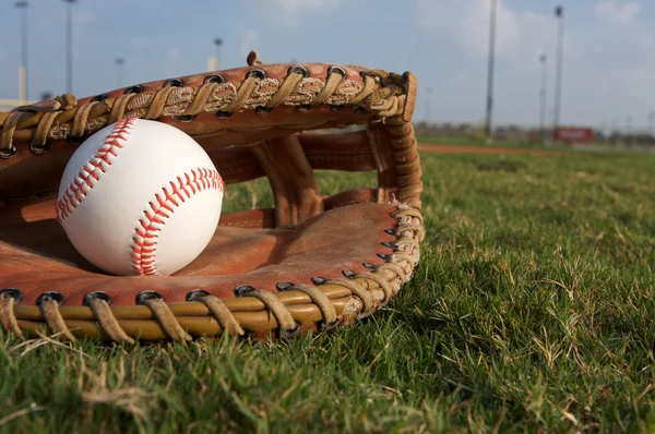 Baseball i hanske – stockfoto