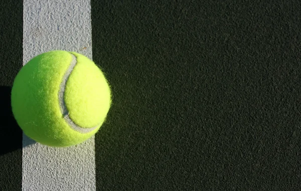 Tennispallo kentällä — kuvapankkivalokuva