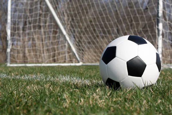 Bola de futebol perto do gol — Fotografia de Stock
