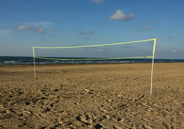Volleyboll nät på en sandstrand — Stockfoto