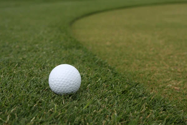 Balle de golf sur la frange — Photo