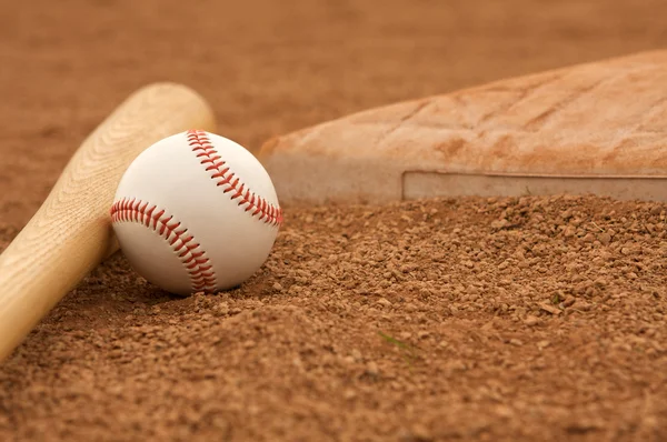 Baseball & Bat near a base — Stock Photo, Image