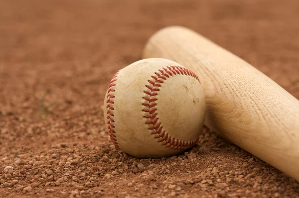 Baseball & Bat na Infield — Stock fotografie