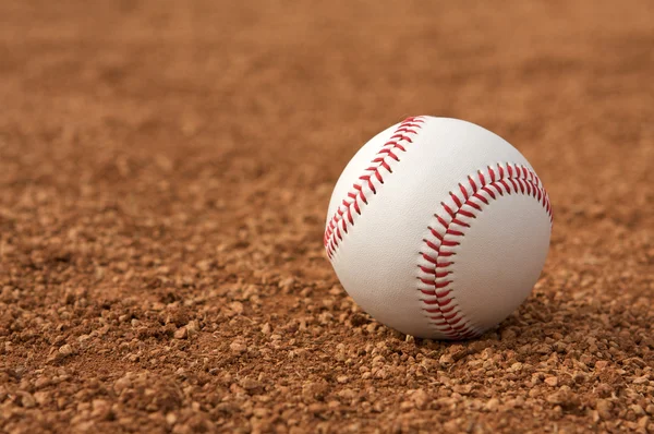 Baseball sur la saleté intérieure — Photo
