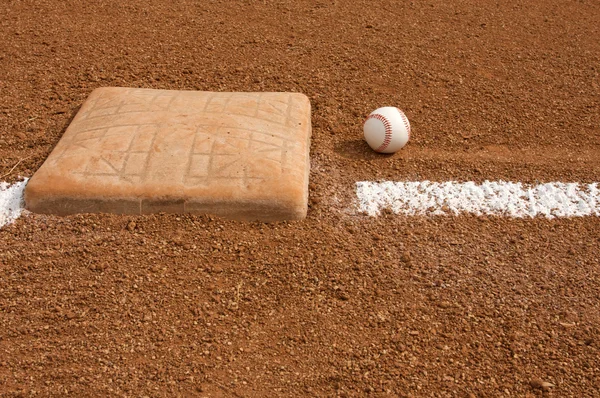 Бейсбол возле базы — стоковое фото