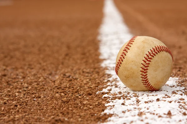 Opotřebované baseball na řádku křídu — Stockfoto