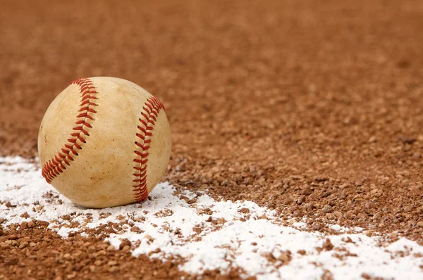 Begagnade baseball på raden krita — Stockfoto