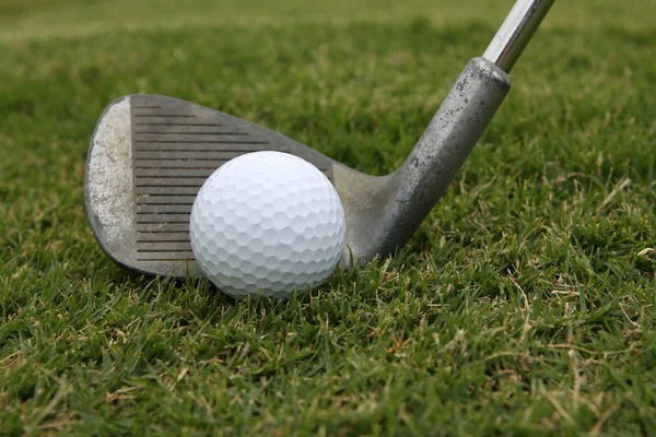 Palla da golf e zeppa — Foto Stock