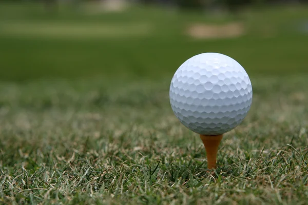 Bola de golfe teed up — Fotografia de Stock