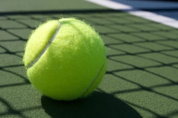 Palla da tennis nell'ombra della rete — Foto Stock