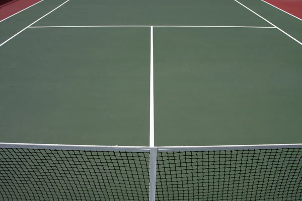 Pista de tenis más allá de la red — Foto de Stock