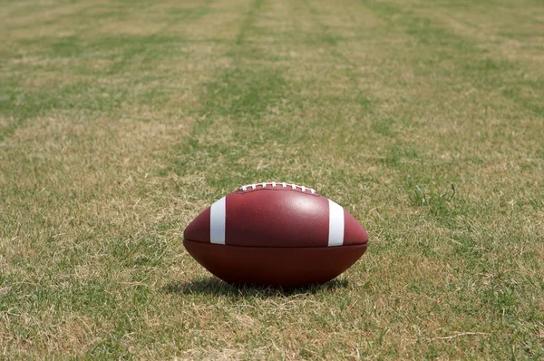 Американский футбол на траве — стоковое фото