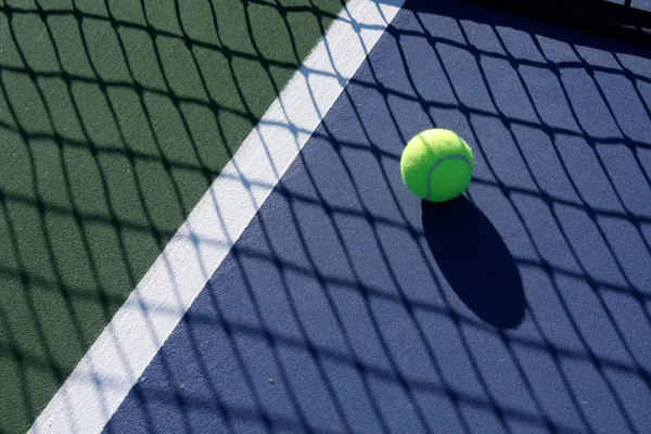 그림자에서 테니스 공 — 스톡 사진