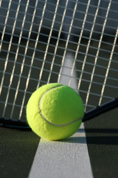 테니스 공 과 라켓 — 스톡 사진