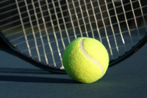 Bola de tênis com cordas de raquete — Fotografia de Stock