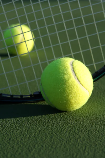 Pelotas de tenis y raqueta — Foto de Stock