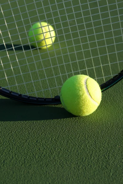 Tennis pallot ja maila jouset — kuvapankkivalokuva