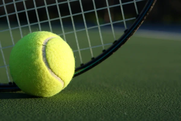 Pelota de tenis y raqueta —  Fotos de Stock