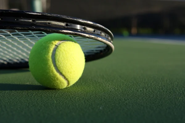 Balle et raquette de tennis — Photo