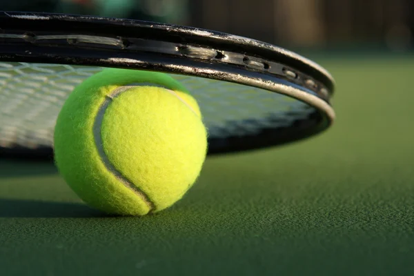 Bola de tênis e raquete de perto — Fotografia de Stock