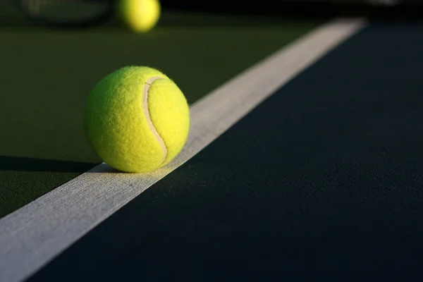 Tennisboll på planen — Stockfoto