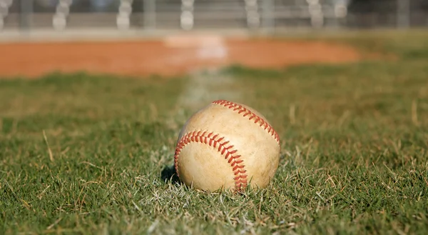 草地上的棒球 — 图库照片