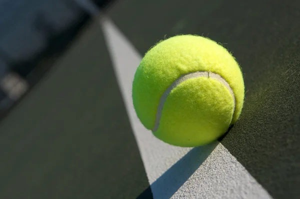 Теннисный мяч на корте — стоковое фото