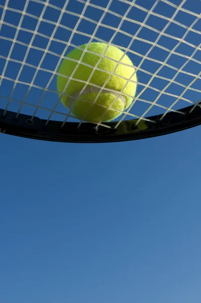 Tennisbold og ketcher - Stock-foto