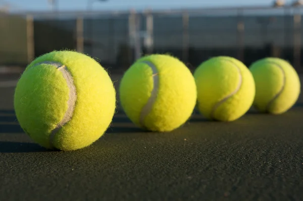 Pelotas de tenis en la cancha — Foto de Stock