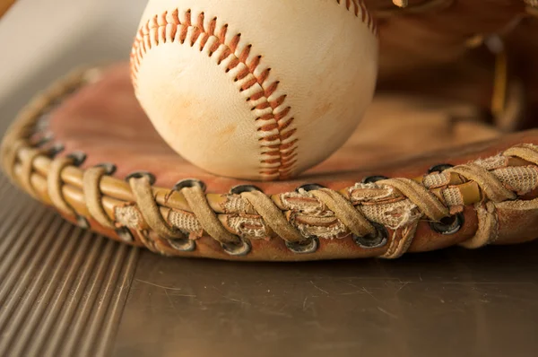 Baseball és kesztyű közelről a padon — Stock Fotó