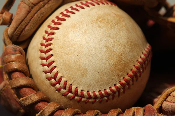 Béisbol en guante de cerca — Foto de Stock