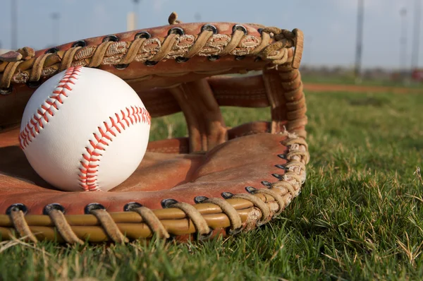 Baseball dans un gant — Photo