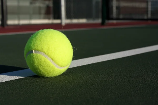 Тенісний м'яч на корті — стокове фото