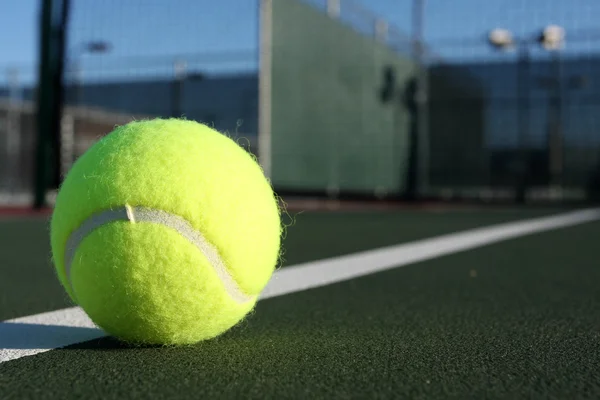 Sahada tenis topu — Stok fotoğraf