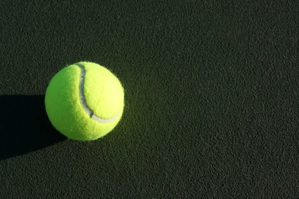 Sahada tenis topu — Stok fotoğraf